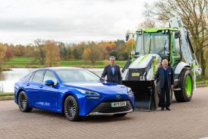 (From l to r): Agustín Martín, Toyota (GB) President and Managing Director, and Lord Bamford, Chairman of JCB.