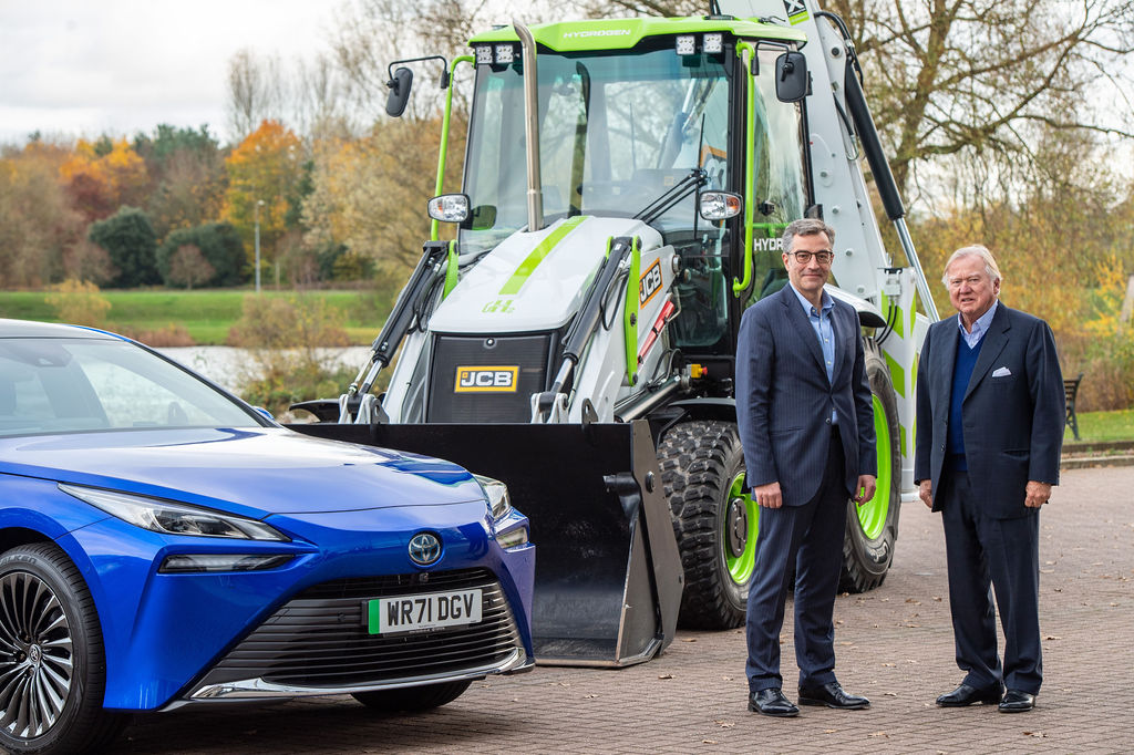 (From l to r): Agustín Martín, Toyota (GB) President and Managing Director, and Lord Bamford, Chairman of JCB.