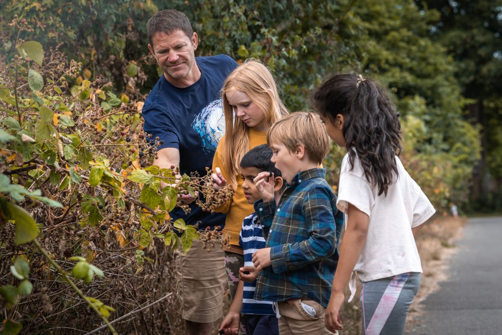 Steve Backshall introduces a group of children to blackberry picking.