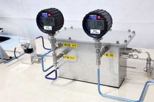 Self-pressurizer for increasing the pressure of boil-off gas (The meter on the left displays pressure after the increase, and the meter on the right displays pressure before the increase.)